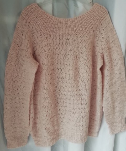 184d. Lahek in zračen pulover umazano roza barve,  M  IC = 2 eur