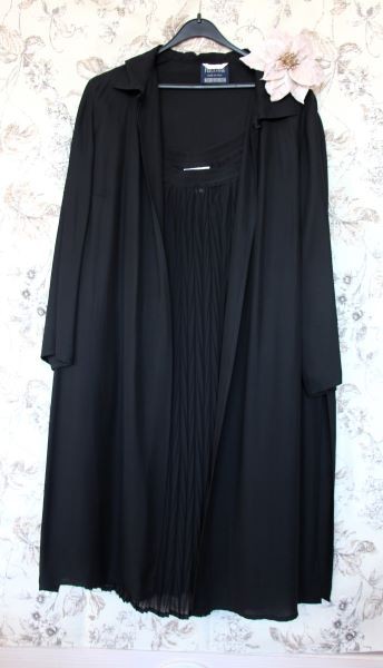 186. Črno krilo in plašček, 46   IC = 8 eur