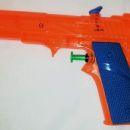 49i. Vodna pištolica, uporabna tudi za igre na plaži    IC = 2 eur
