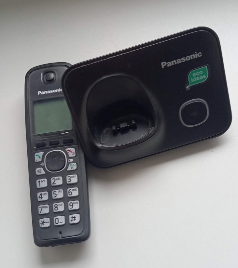 44. Prenosni telefon Panasonik   IC = 5 eur