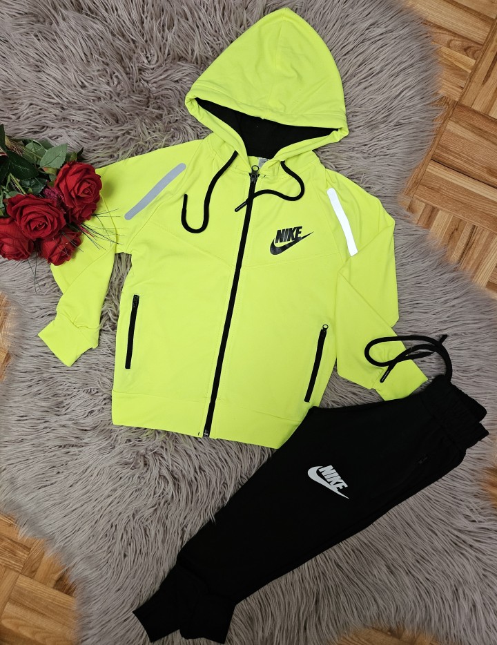 Nova trenerka NIKE  vel.  110