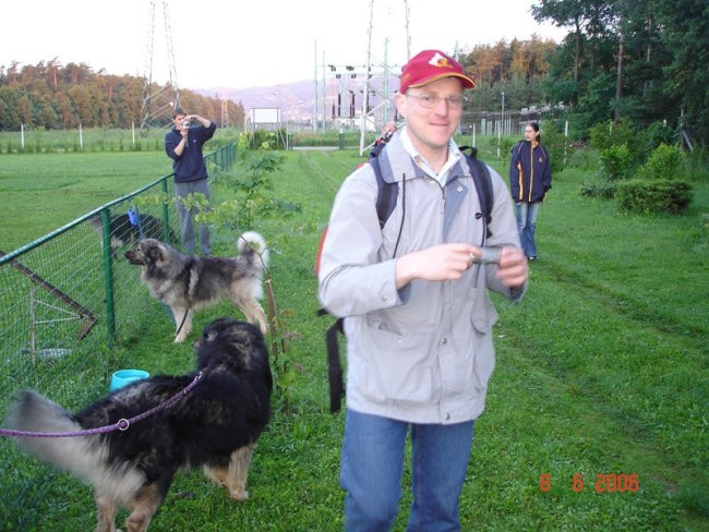 8.6.2006 se je skupina kraševcev in njihovih lastnikov odpravila na evropsko razstavo psov