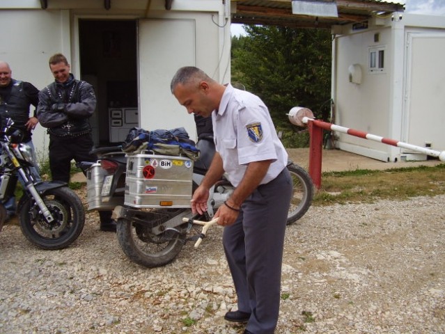 Oborožitev bosanskega policaja...