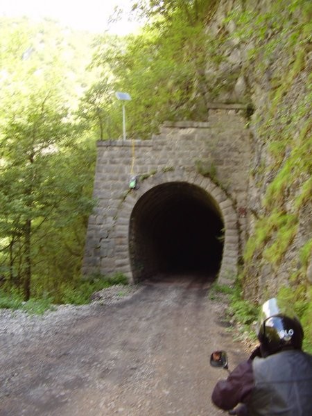 Med tuneli...