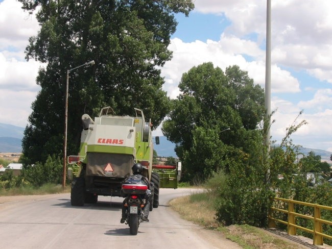 Kombajni čez celo cesto