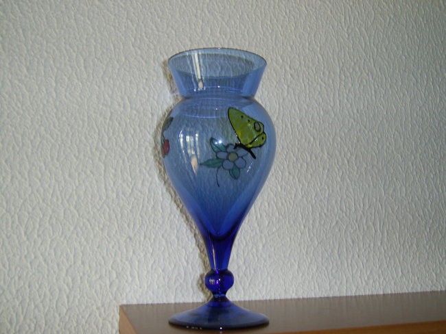 oblepljena vaza - metuljček, rožica, češnjice (ne najbolj vidne)