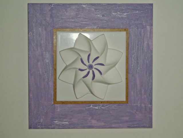 Lesen okvir pobarvan v tehniki razpok, na sredini keramična ploščica in na njen roža iz gi