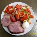 šink, jajce, pradižnikova solata z papriko in čebulo 

