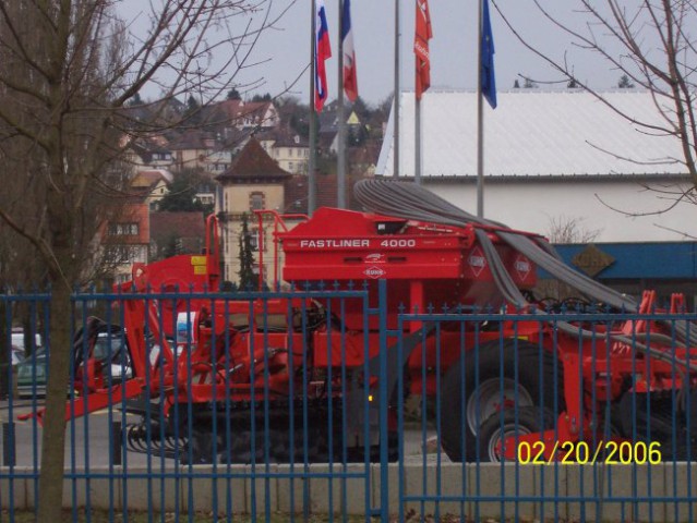 še ena, v ozadju slovenska zastava v čast obiska