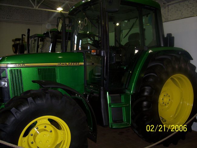 miljoniti traktor serije 6400 v metalno zeleni barvi