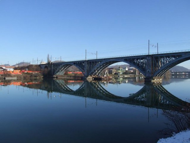 Železniški most čez reko Dravo.