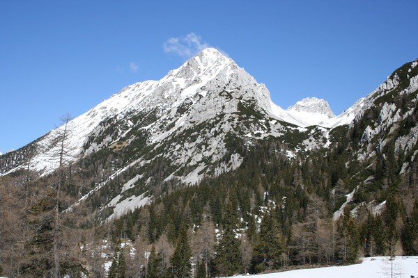 pogled na Vrtačo iznad doma na Zelenici 