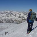 Izmenjava - nekateri dol, drugi gor, levo spodaj sedlo (3860m).