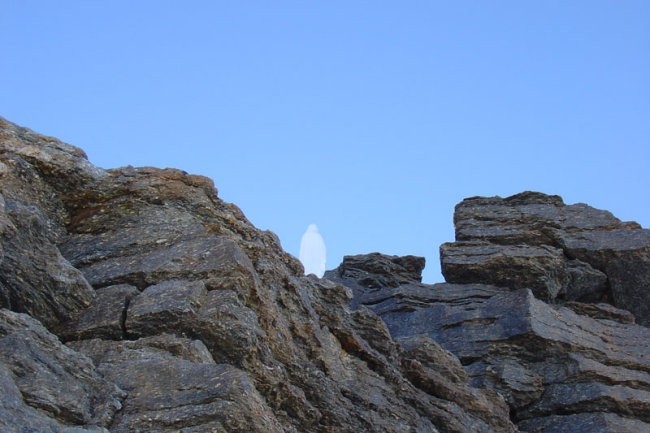 Snežno bel Marijin kip na 4061m.