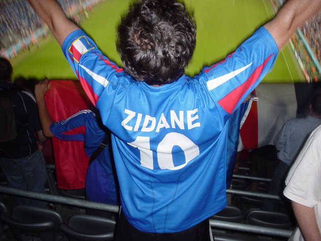 zidane direkt z igrišča na tribuno pred nas :)
