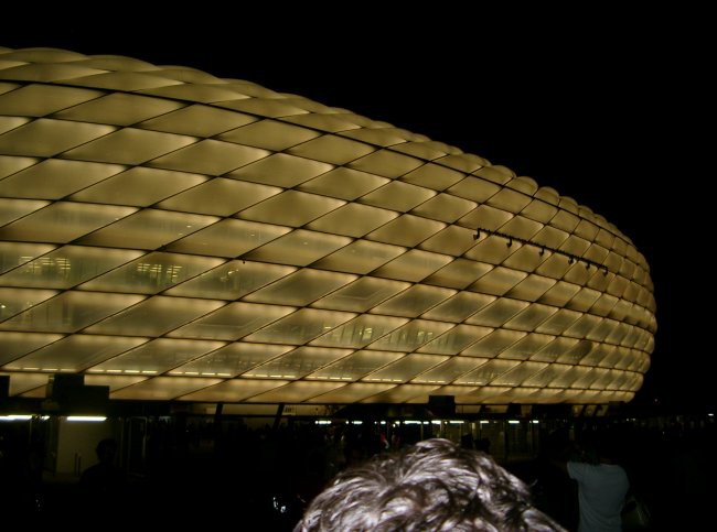 allianz arena ponoči