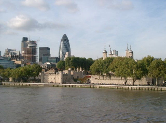 Pogled nazaj proti london toweri in nekaj lepih stolpnic odzajaj