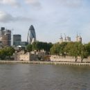 pogled nazaj proti london toweri in nekaj lepih stolpnic odzajaj