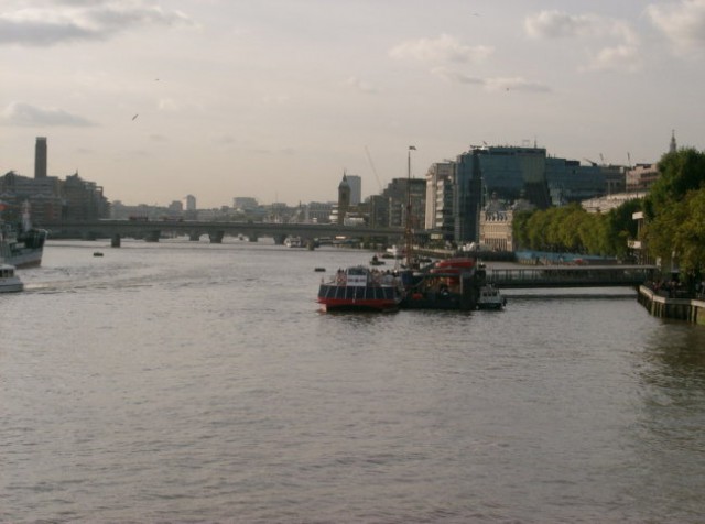 Pogled z mosta proti centri, temza 
