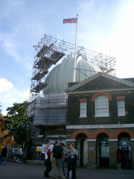 Kupola observatorija v rekonstrukciji - đeki na čarno