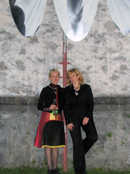 predsednica T.D.Žlebe-Marjeta-Olga Verovšek(desno); ter akademska umetniva Zvonka Simčič(l