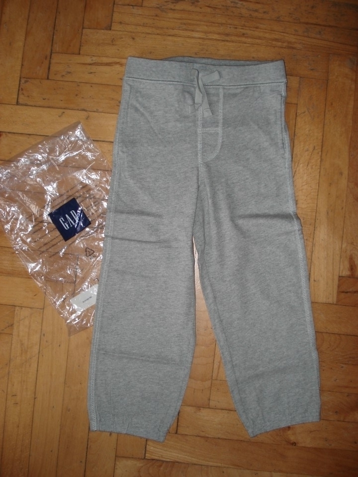 104-nova gap trenirka-zapakirana, velikost 4t, siva cena: 9 eur