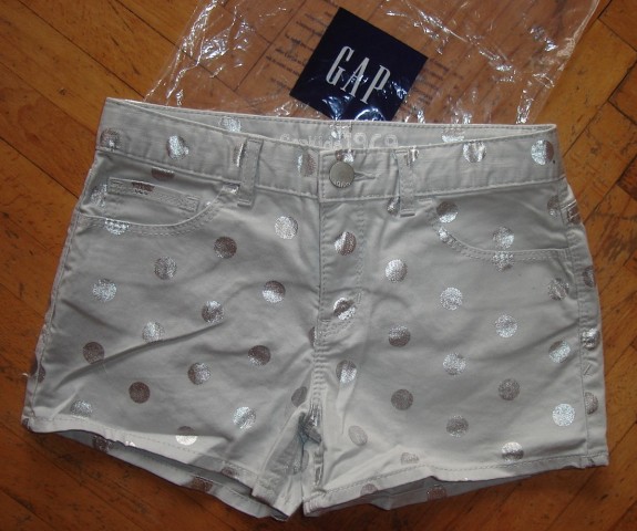 152-gap nove kratke hlače-sive s srebrnimi pikami, zapakirane cena: 14 eur