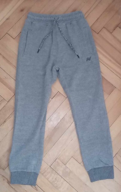 128-NEXT TRENIRKA-rahlo kosmatena, lepo ohranjena, vrvica je malo natrgana 3 eur