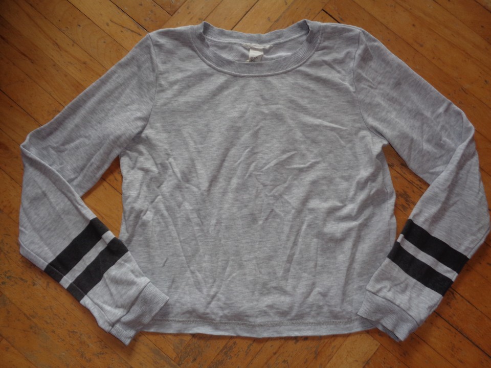 158-164-hm pulover-lepo ohranjen, ima mini luknjico (glej sliko) cena: 2 eur