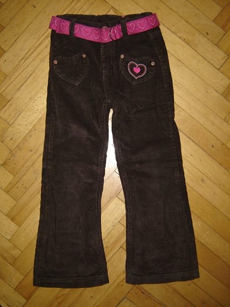 116-rjave žametne hlače-kot nove, malo nošene, mehke, s srčki in pasom cena:5 eur