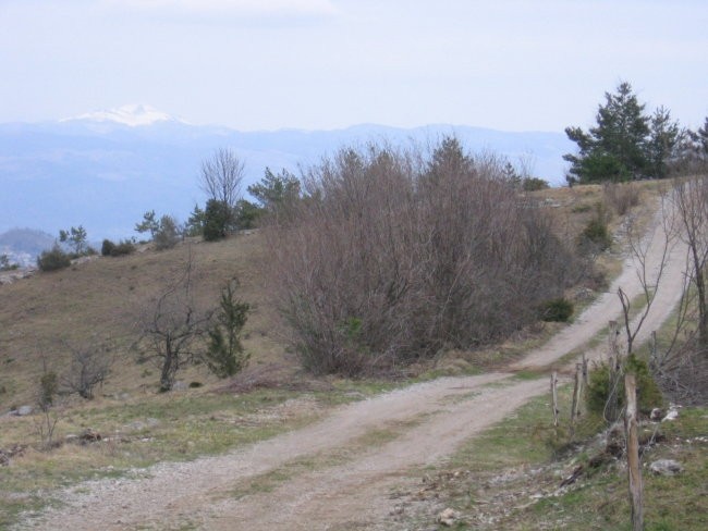 makadamsko nadaljevanje (levo opažen Snežnik)