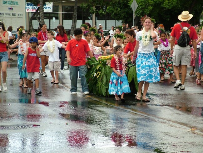 Parada narodov se vedno začne s havajskimi otroci, ki mečejo cvete orhidej in bombone