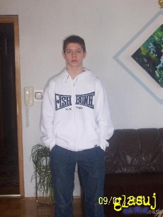 *(-_-)* - foto povečava