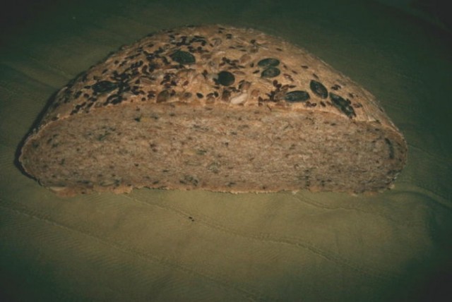 Običajni polnotrnat kruh z dodatki semen