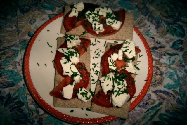 Hrustljave ploščice obložene s paradižnikom, feta sirom in posute z drobnjakom (291kcal)