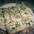 Malica:
hrustljave ploščice s sirno zelenjavnim namazom, posute z drobnjakom