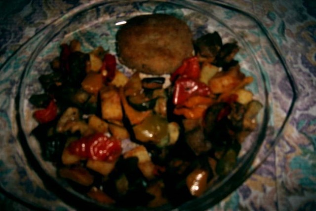 Pečena zelenjava iz voka, s sojinim polpetom
