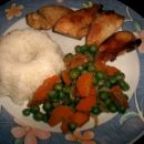 riž, zelenjava na čebuli, piščančji file