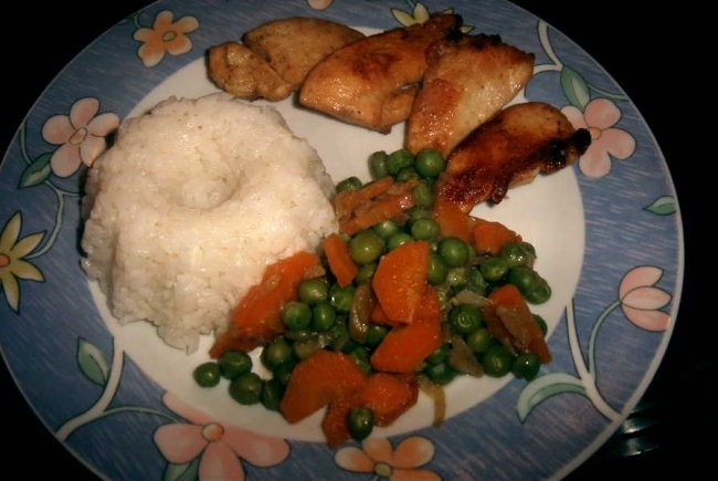 riž, zelenjava na čebuli, piščančji file