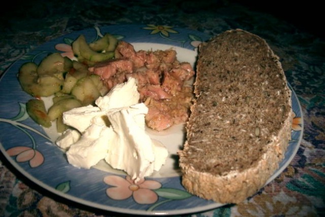 Ječmenov kruh, kumarica v solati, tunina, feta sir