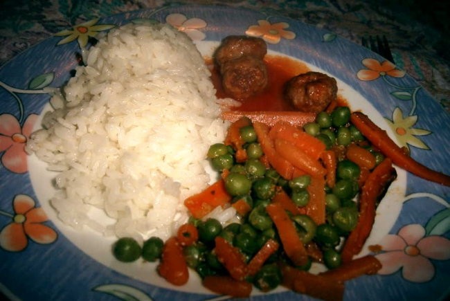 dušen riž +grah in korenje, mesne kroglice v paradižnikovi omaki