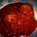 mesne kroglice v paradižnikovi omaki z baziliko