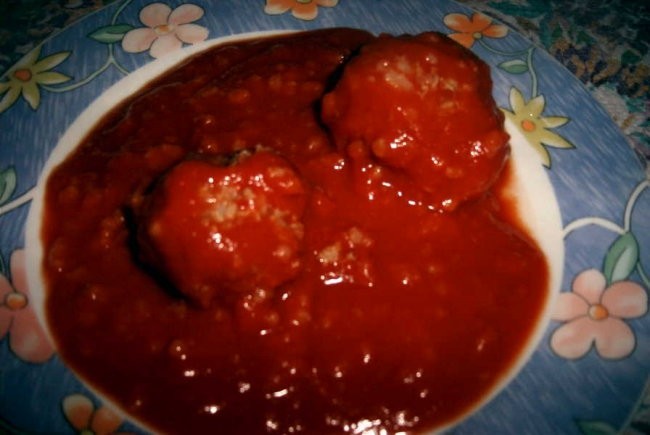 mesne kroglice v paradižnikovi omaki z baziliko