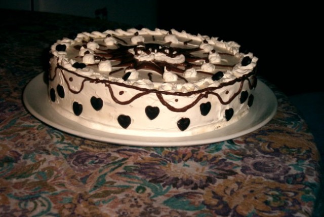 Smetanova torta z čokoladnimi okraski