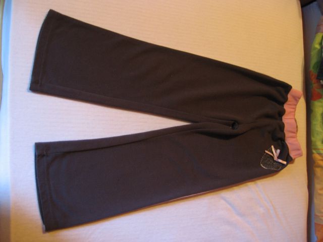 Sive hlače, z roza pasom in srčkom, vel. 128, cena 3 eur, PRODANO