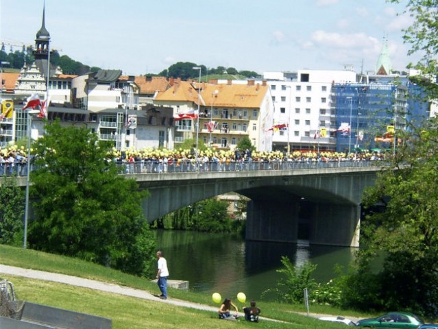 Maturanti plešejo na Titovem mostu v MB - foto