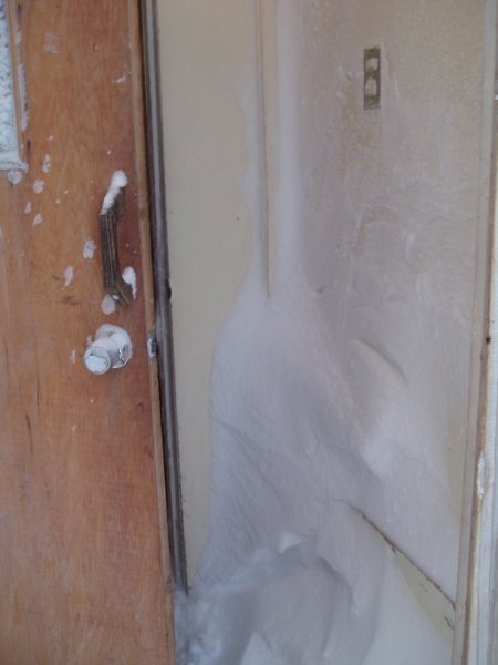 Se vrata ne zadrzijo snega v nevihti...