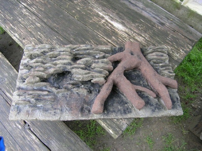 Ozadje, narejeno iz stiroporja, prevlečeno z rofixom in barvnim peskom