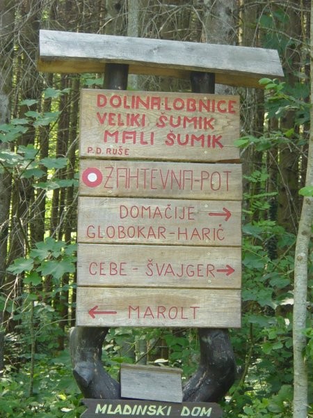 Pričujoča tabla je postavljena ob vhodu v dolino Lobnice in predstavlja začetek poti. Do n