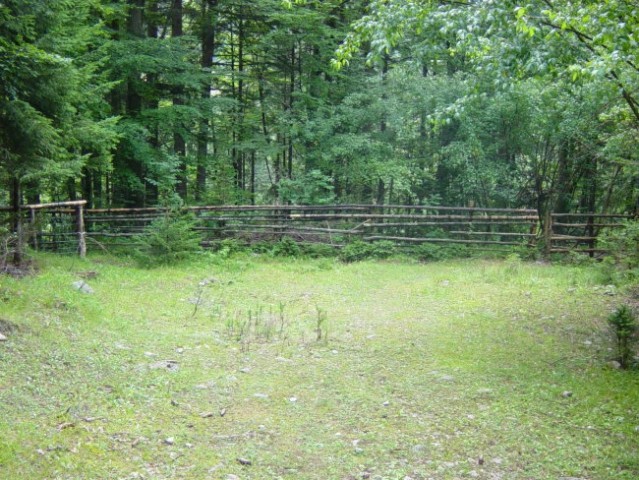 Na koncu pašnika nas sicer ravno tako pričaka ograda, vendar tokrat z dvema ozkima prehodo